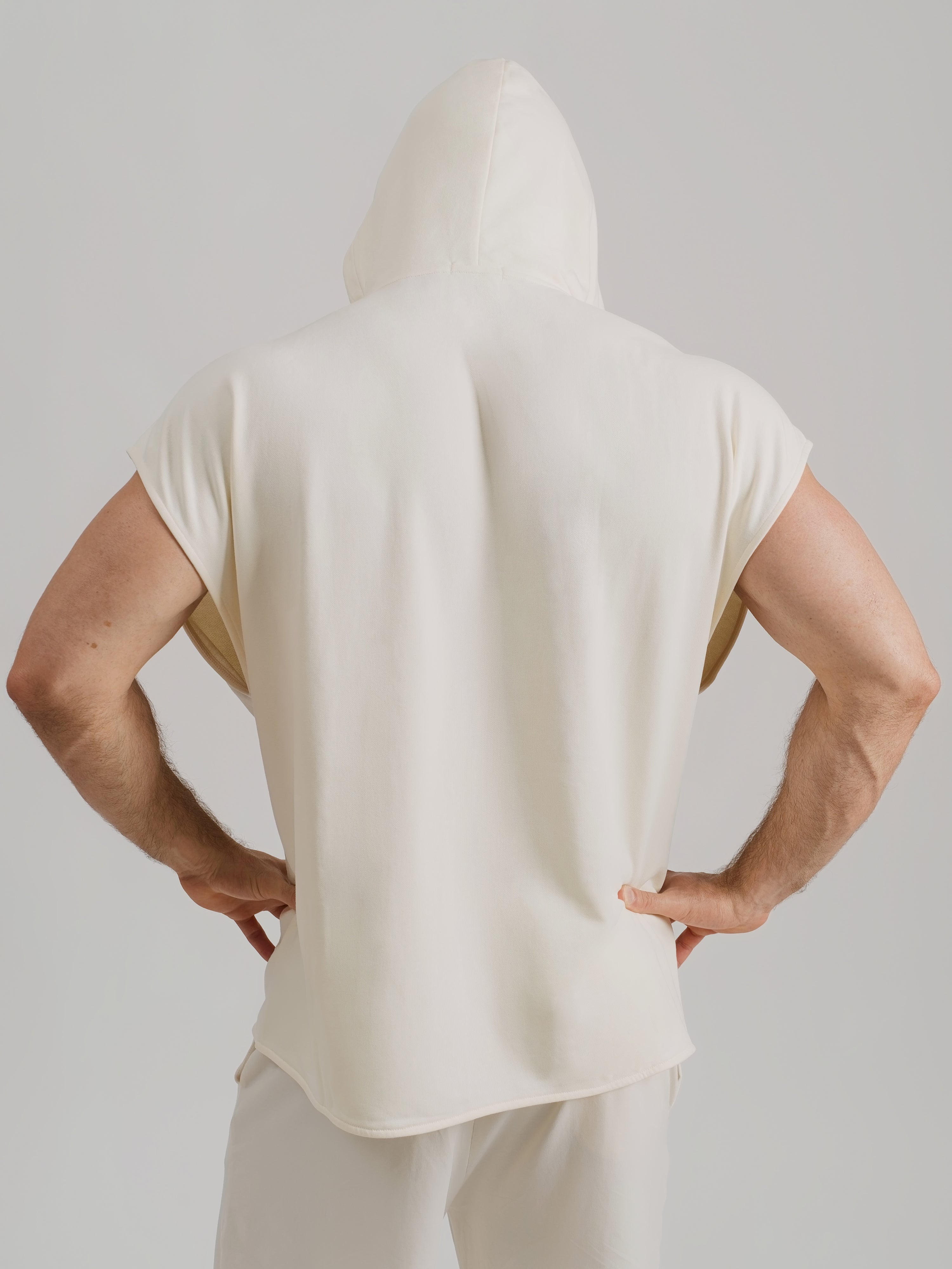 THE ZEPHYR SLEEVELESS HOODIE-CREAM